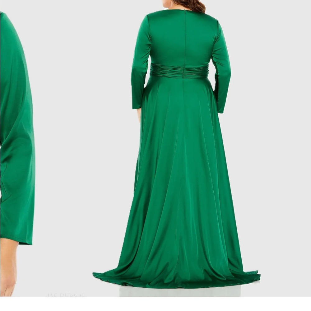 Elegant Green Long Sleeve Evening Gown - Picture 6 of 17